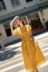 Robe midi en organza boutonnée sur le devant, manches bouffantes et taille smockée
